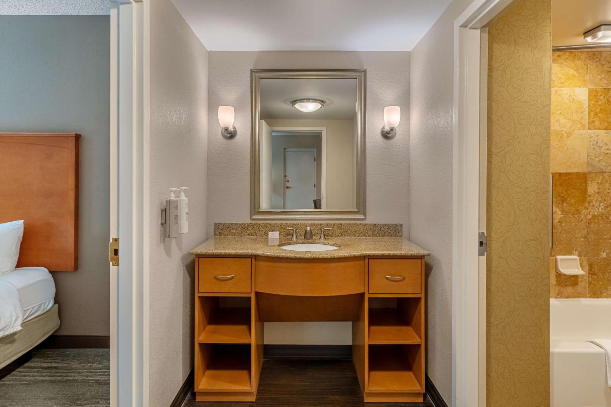 Hampton Inn & Suites Nashville-Vanderbilt-Elliston Place Bagian luar foto