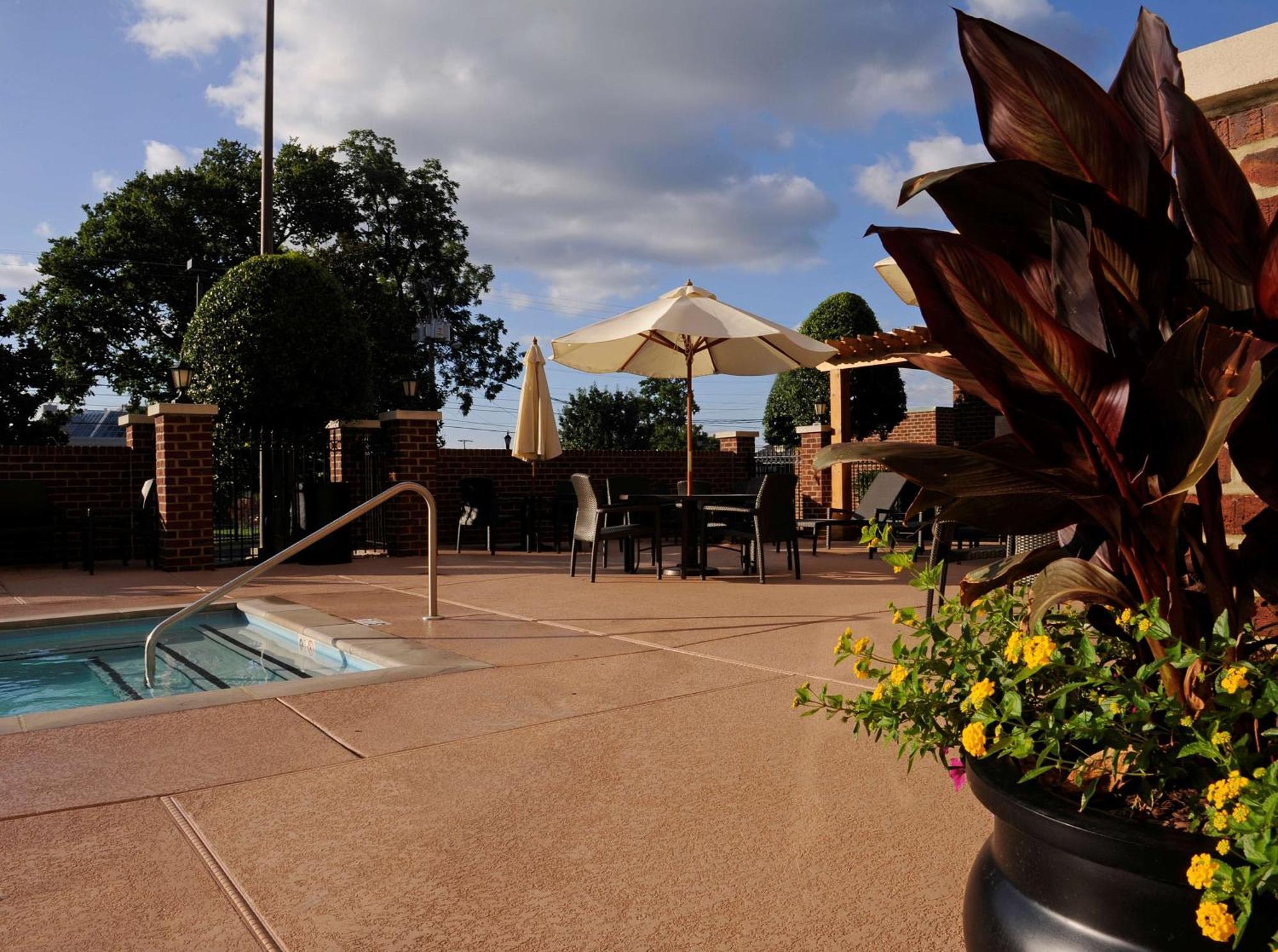 Hampton Inn & Suites Nashville-Vanderbilt-Elliston Place Bagian luar foto